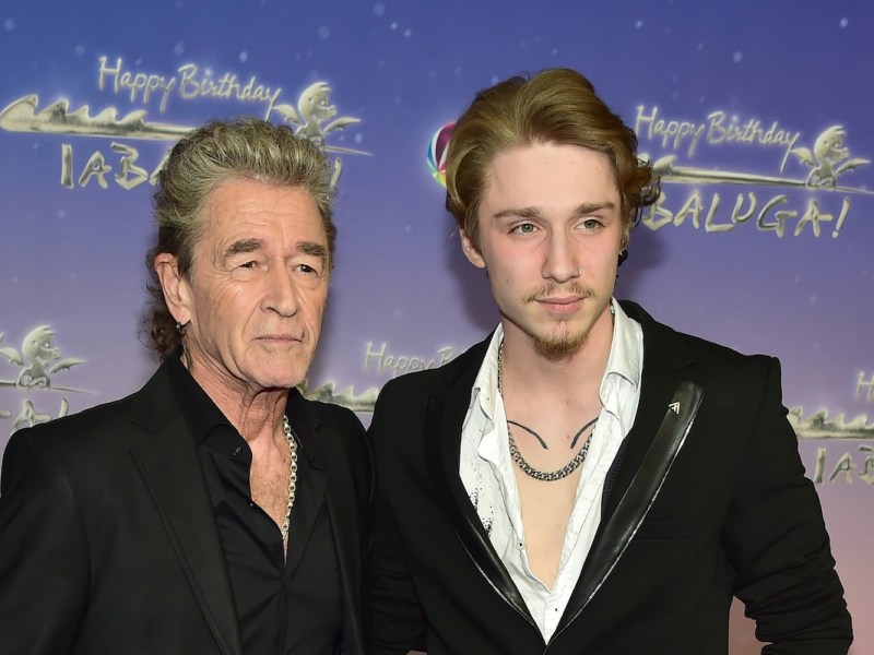 40 Jahrte √£Happy Birthday Tabaluga√í Peter Maffay mit Sohn Yaris Makkay Ank≈ìnft blauer Teppich zur Premiere von 40 Jahre √£Happy Birthday Tabaluga√í am 27. M√§rz im Zoo Palast in Berlin *** 40 years √£Happy Birthday Tabaluga√í Peter Maffay with son Yaris Makkay Ank≈ìnft blue carpet for the premiere of 40 years √£Happy Birthday Tabaluga√í on March 27 at the Zoo Palast in Berlin Photopress Mueller