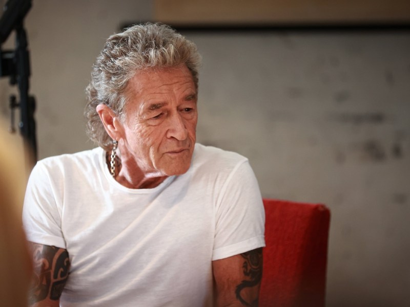 Peter Maffay mitte, Peter Maffay und seine Ehefrau Hendrikje Balsmeyer stellen auf der Pressekonferenz das neue Kinderbuch Anouk und das Geheimnis der Weihnachtszeit, 05.10.2023, Fabrik 23, Berlin, Deutschland *** Peter Maffay middle , Peter Maffay and his wife Hendrikje Balsmeyer present at the press conference the new childrens book Anouk und das Geheimnis der Weihnachtszeit, 05 10 2023, Fabrik 23, Berlin, Germany kreativmedia_anouk_3