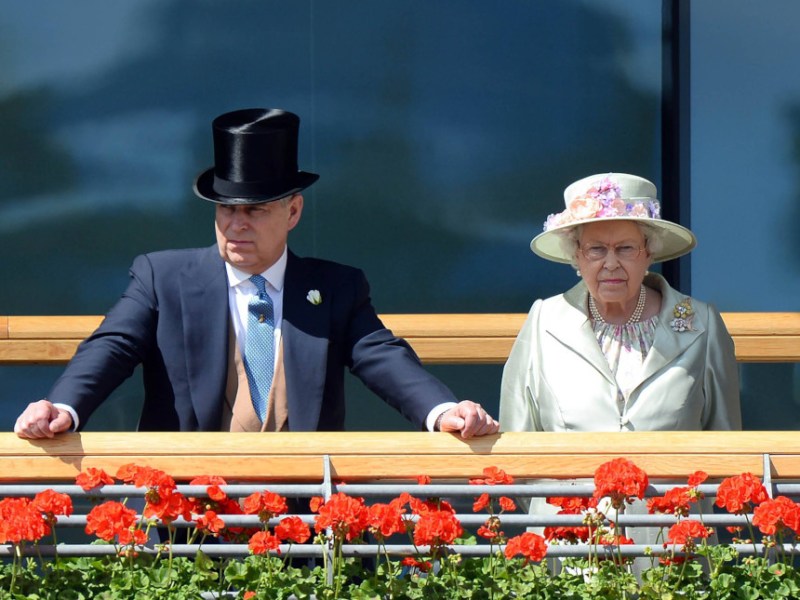 Prinz Andrew mit Queen Elizabeth