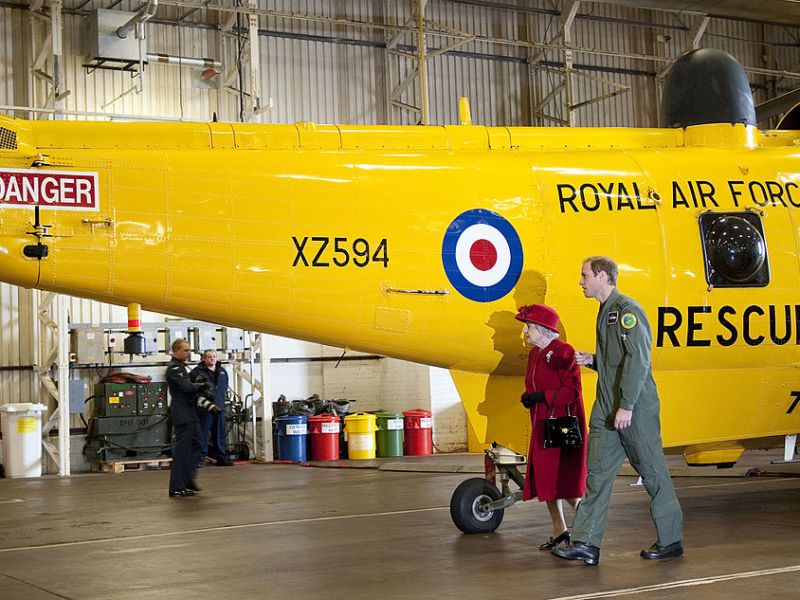 Queen Elizabeth und Prinz William an einem Hubschrauber