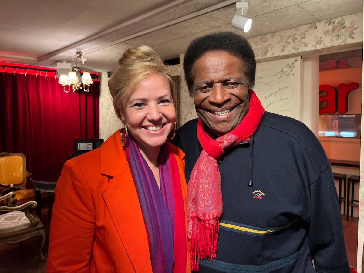 16.05.2023 Z√ºrich, Schweiz, Europa: Premiere von Monsieur Claude und seine T√∂chter im Bernhard Theater mit Entertainer Legende Roberto Blanco - Foto nach der Premiere privat und mit Ehefrau Luzandra Backstage. Blanco wird am 07. Juni 86 Jahre und begeistert nach wie vor sein Publikum auch auf der Z√ºricher Theaterb√ºhne. *** 16 05 2023 Zurich, Switzerland, Europe Premiere of Monsieur Claude and his daughters at the Bernhard Theater with entertainer legend Roberto Blanco photo after the premiere private and with wife Luzandra backstage Blanco turns 86 on 07 June and still thrills his audience also on the Zurich theater stage