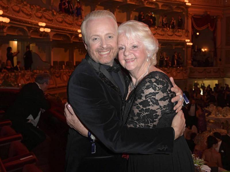 Ross Antony mit Mutter Vivien Catterall beim 16. SemperOpernball 2024 in der Semper Oper. Dresden, 23.02.2024 *** Ross Antony with mother Vivien Catterall at the 16 SemperOperaball 2024 at the Semper Opera Dresden, 23 02 2024 Foto:xF.xKernx/xFuturexImagex semperopernball_4303