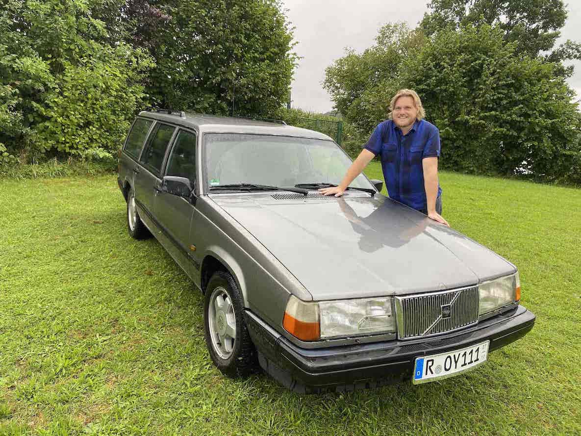 Herbert Feldbauer mit dem Volvo von Roy Black