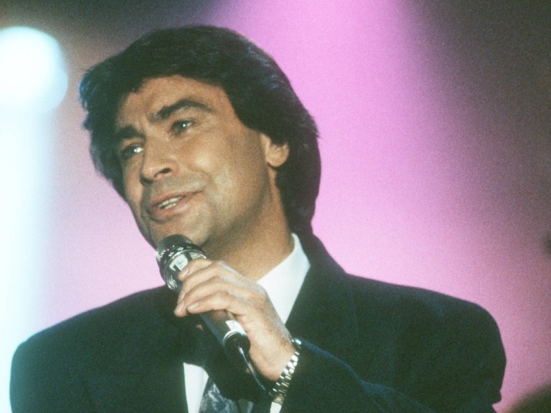 Bildnummer: 56809686 Datum: 01.12.1990 Copyright: imago/teutopress Roy Black 12/90 ru Mann Musik Schlager Schauspiel TV Fernsehen dunkelhaarig seriˆs Jackett Krawatte hoch halb stehend Mikrophon haltend singend Auftritt People xns x0x 1990 hoch 56809686 Date 01 12 1990 Copyright Imago Roy Black 12 90 RU Man Music Schlager Acting TV Television dark haired seriously Jacket Tie vertical half standing Microphone holding singing Appearance Celebrities xns x0x 1990 vertical