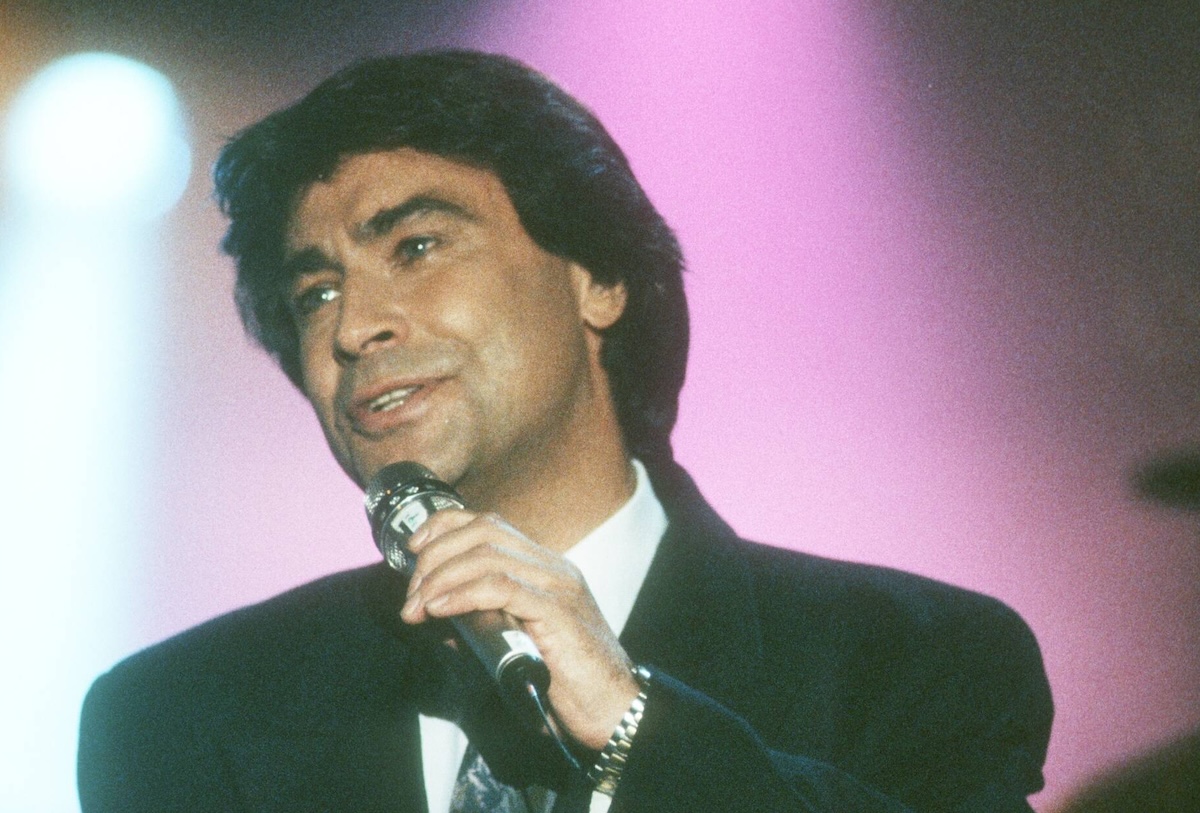 Bildnummer: 56809686 Datum: 01.12.1990 Copyright: imago/teutopress Roy Black 12/90 ru Mann Musik Schlager Schauspiel TV Fernsehen dunkelhaarig seriË†s Jackett Krawatte hoch halb stehend Mikrophon haltend singend Auftritt People xns x0x 1990 hoch 56809686 Date 01 12 1990 Copyright Imago Roy Black 12 90 RU Man Music Schlager Acting TV Television dark haired seriously Jacket Tie vertical half standing Microphone holding singing Appearance Celebrities xns x0x 1990 vertical