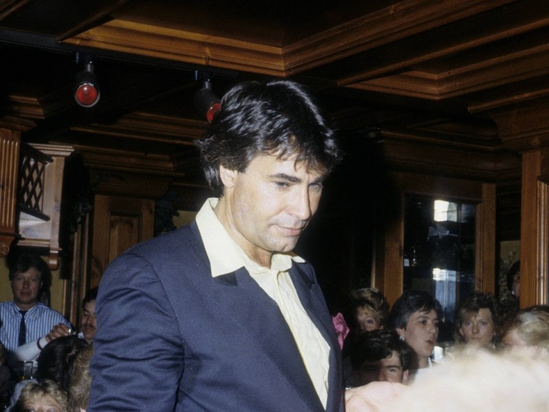 Bildnummer: 56703172 Datum: 01.03.1988 Copyright: imago/teutopress Roy Black (Schlagers‰nger) 03/88 rag Mann Musik Schlager Schauspiel TV Fernsehen dunkelhaarig leger Shirt Jackett stehend Publikum halb quer neutral People x0x xsk 1988 quer 56703172 Date 01 03 1988 Copyright Imago teutopress Roy Black Pop singer 03 88 RAG Man Music Schlager Acting TV Television dark haired casual Shirt Jacket standing crowd half horizontal neutral Celebrities x0x xSK 1988 horizontal