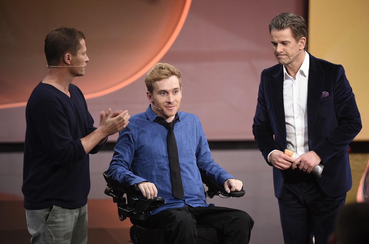 2014 war Samuel Koch noch einmal zu Gast bei „Wetten, dass ..?“, hier mit Til Schweiger (l.) und Moderator Markus Lanz (r.) © BMC-Images/ Dominik Beckmann