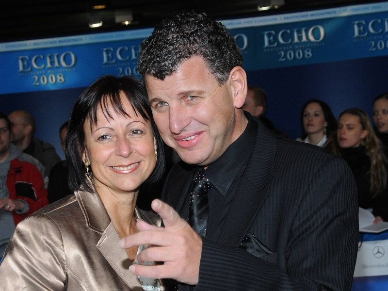 Echo 2008 Semino Rossi mit Frau Gabi Verleihung des Deutschen Musikpreises Echo 2008 im ICC in B erlin / Roter Teppich Copyright: IMAGO. Krohn 15.02.2008 IMAGO. Fotoagentur Berlin *** Echo 2008 Semino Rossi with wife Gabi German Music Award Echo 2008 at the ICC in Berlin Red carpet Copyright IMAGO Krohn 15 02 2008 IMAGO Photo Agency Berlin Copyright: xEventpressxKrohnx