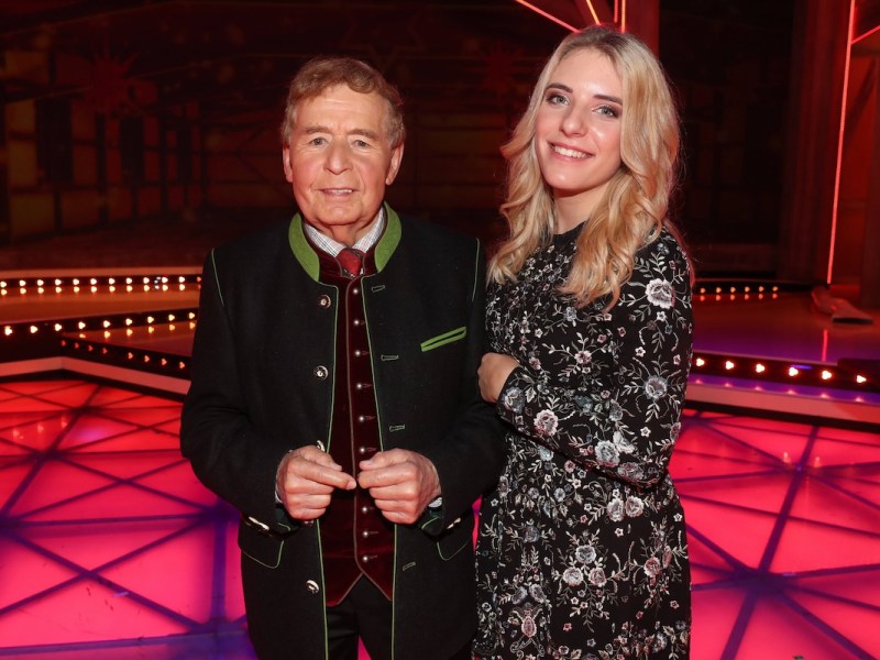 Saengerin Johanna Mross Tochter von Stefanie Hertel mit ihrem Opa Saenger Eberhard Hertel GER - Aufzeichnung MDR Show Die grosse Show der Weihnachtslieder aus dem Congress Centrum Suhl - Fotografiert am 22.11.2019-Sendetermin 21.12.2019 *** Singer Johanna Mross Daughter of Stefanie Hertel with her grandpa Singer Eberhard Hertel GER Recording MDR Show The big show of Christmas carols from the Congress Centrum Suhl Photographed on 22 11 2019 Broadcast date 21 12 2019 Pressebuero Schroedter
