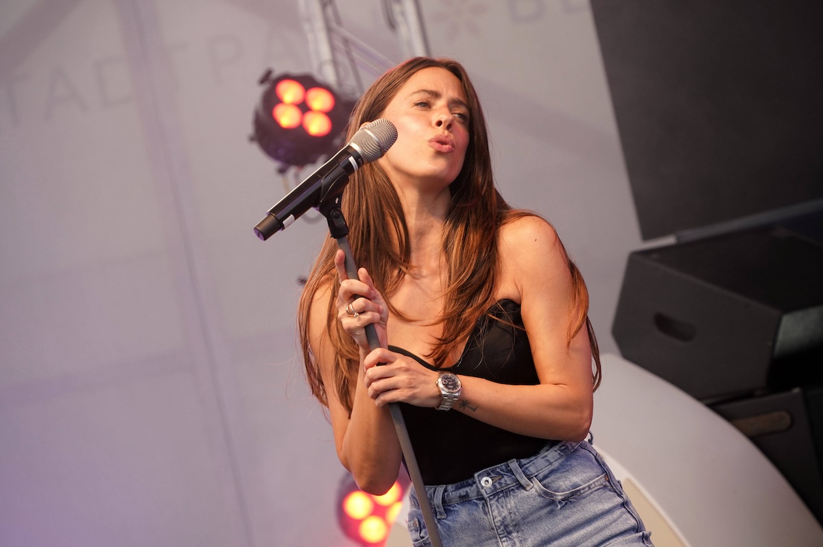 Vanessa Mai live beim Beelitzer Spargelfest auf der Beelitzer Freilichtb¸hne. Beelitz, 31.05.2024 *** Vanessa Mai live at the Beelitz Asparagus Festival on the Beelitz open-air stage Beelitz, 31 05 2024 Foto:xT.xBartillax/xFuturexImagex mai_4550