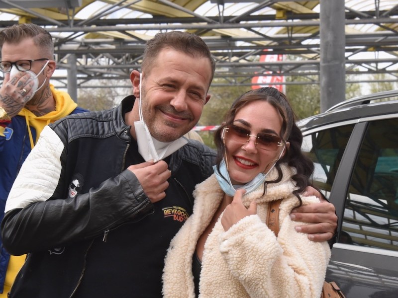 Schauspieler und Reality-Star Willi Herren und seine Tochter Alessia bei der Er√∂ffnung seiner Willi Herrens Rievkooche Bud Willi Herren s Reibekuchen Bude, Ein Foodtruck auf dem Segros Gel√§nde *** Actor and reality star Willi Herren and his daughter Alessia at the opening of his Willi Herrens Rievkooche Bud Willi Herren s Reibekuchen Bude, A Foodtruck on the Segros Grounds