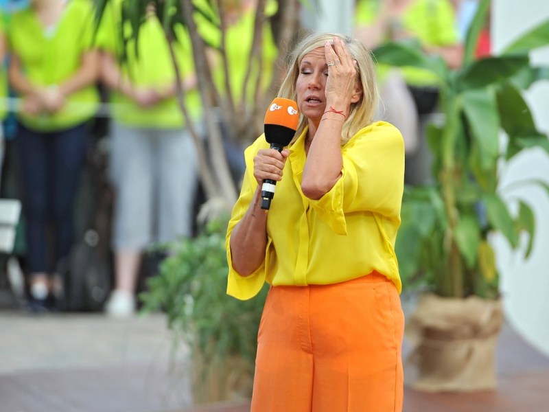 ZDF - Fernsehgarten. Moderatorin Andrea Kiwi Kiewel w‰hrend der ZDF - Unterhaltungsshow Fernsehgarten am 30.07.2023 in Mainz. 20230730MWI87704 *** ZDF Fernsehgarten host Andrea Kiwi Kiewel during the ZDF entertainment show Fernsehgarten on 30 07 2023 in Mainz 20230730MWI87704