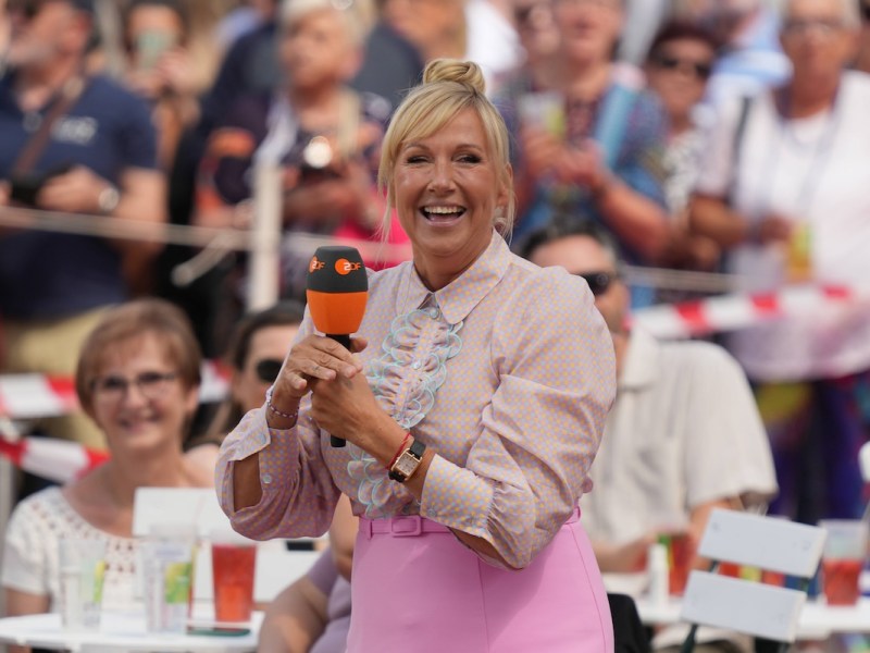 ZDF - Fernsehgarten. Moderatorin Andrea Kiwi Kiewel in der Unterhaltungsshow ZDF Fernsehgarten am 09.06.2024 in Mainz. Mainz ZDF - Fernsehgarten Rheinland-Pfalz *** ZDF Fernsehgarten presenter Andrea Kiwi Kiewel in the entertainment show ZDF Fernsehgarten on 09 06 2024 in Mainz Mainz ZDF Fernsehgarten Rheinland Pfalz