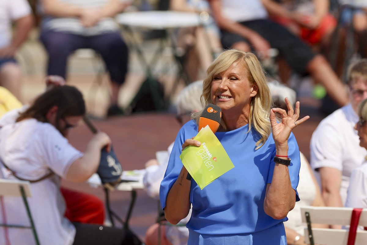 Moderatorin Andrea Kiewel ZDF steht auf der Buehne, , ZDF-Fernsehgarten, Sendezentrum Lerchenberg, 12.05.2024, Mainz, Deutschland. *** Presenter Andrea Kiewel ZDF is on stage, , ZDF Fernsehgarten, Broadcasting Center Lerchenberg, 12 05 2024, Mainz, Germany