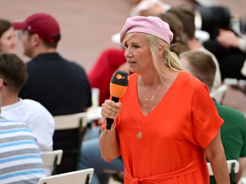 ZDF - Fernsehgarten. Moderatorin Andrea Kiwi Kiewel w‰hrend der ZDF - Unterhaltungsshow Fernsehgarten am 21.07.2024 in Mainz. 20240721MWI152902 *** ZDF Fernsehgarten presenter Andrea Kiwi Kiewel during the ZDF entertainment show Fernsehgarten on 21 07 2024 in Mainz 20240721MWI152902