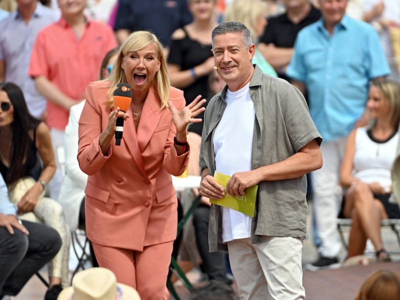ZDF - Fernsehgarten. Moderatorin Andrea Kiwi Kiewel und Joachim Llambi w‰hrend der ZDF - Unterhaltungsshow Fernsehgarten am 26.05.2024 in Mainz. 20240526MWI141832 *** ZDF Fernsehgarten presenter Andrea Kiwi Kiewel and Joachim Llambi during the ZDF entertainment show Fernsehgarten on 26 05 2024 in Mainz 20240526MWI141832