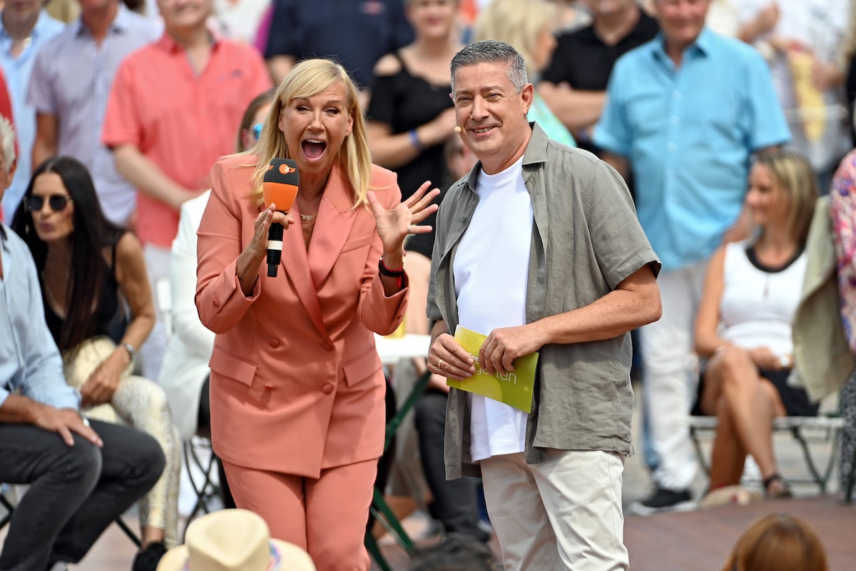 ZDF - Fernsehgarten. Moderatorin Andrea Kiwi Kiewel und Joachim Llambi w‰hrend der ZDF - Unterhaltungsshow Fernsehgarten am 26.05.2024 in Mainz. 20240526MWI141832 *** ZDF Fernsehgarten presenter Andrea Kiwi Kiewel and Joachim Llambi during the ZDF entertainment show Fernsehgarten on 26 05 2024 in Mainz 20240526MWI141832