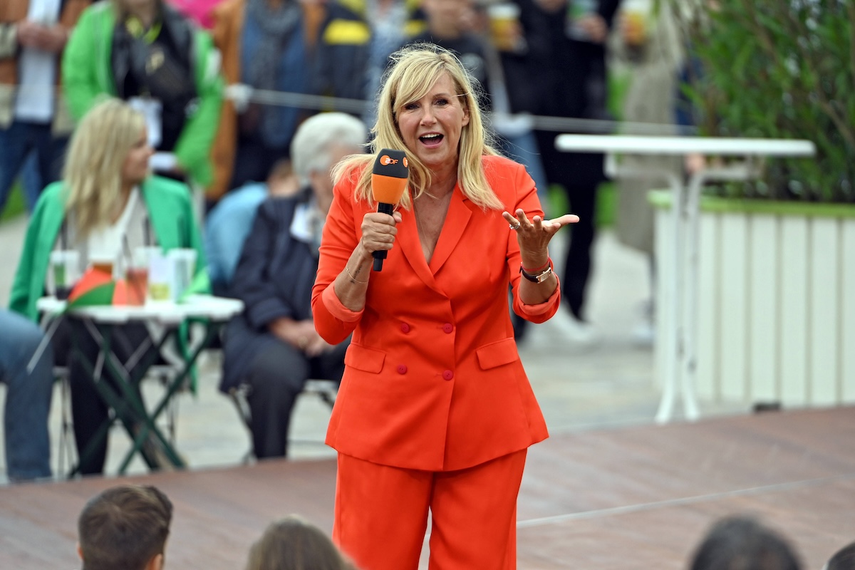 ZDF - Fernsehgarten. Moderatorin Andrea Kiwi Kiewel w‰hrend der ZDF - Unterhaltungsshow Fernsehgarten am 02.06.2024 in Mainz. 20240602MWI143209 *** ZDF Fernsehgarten presenter Andrea Kiwi Kiewel during the ZDF entertainment show Fernsehgarten on 02 06 2024 in Mainz 20240602MWI143209