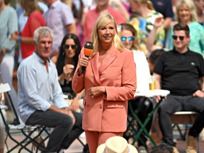 ZDF - Fernsehgarten. Moderatorin Andrea Kiwi Kiewel w‰hrend der ZDF - Unterhaltungsshow Fernsehgarten am 26.05.2024 in Mainz. 20240526MWI141702 *** ZDF Fernsehgarten presenter Andrea Kiwi Kiewel during the ZDF entertainment show Fernsehgarten on 26 05 2024 in Mainz 20240526MWI141702