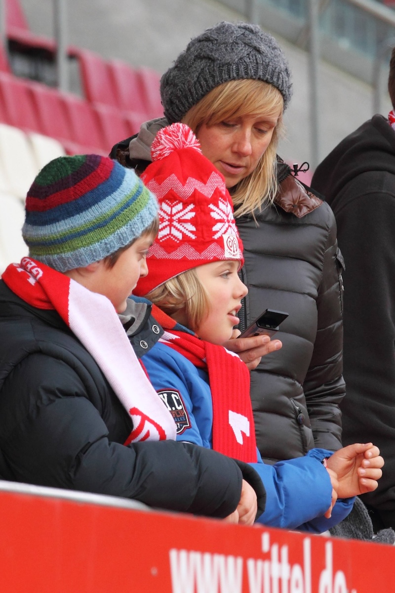 Bildnummer: 07240784 Datum: 22.01.2011 Copyright: imago/Martin HoffmannEntertainerin ANDREA KIEWEL (GER) mit Sˆhnen beim FSV Mainz; Mainz Herren Fussball 2010 GER 1 BL vdig xub 2011 hoch o0 Sohn Familie privat Kind people Fan Zuschauer Edelfan Image number 07240784 date 22 01 2011 Copyright imago Martin Hoffmann Entertainer Andrea Kiewel ger with Sons the FSV Mainz Mainz men Football 2010 ger 1 BL Vdig xub 2011 vertical o0 Son Family Private Child Celebrities supporter Spectators Edelfan