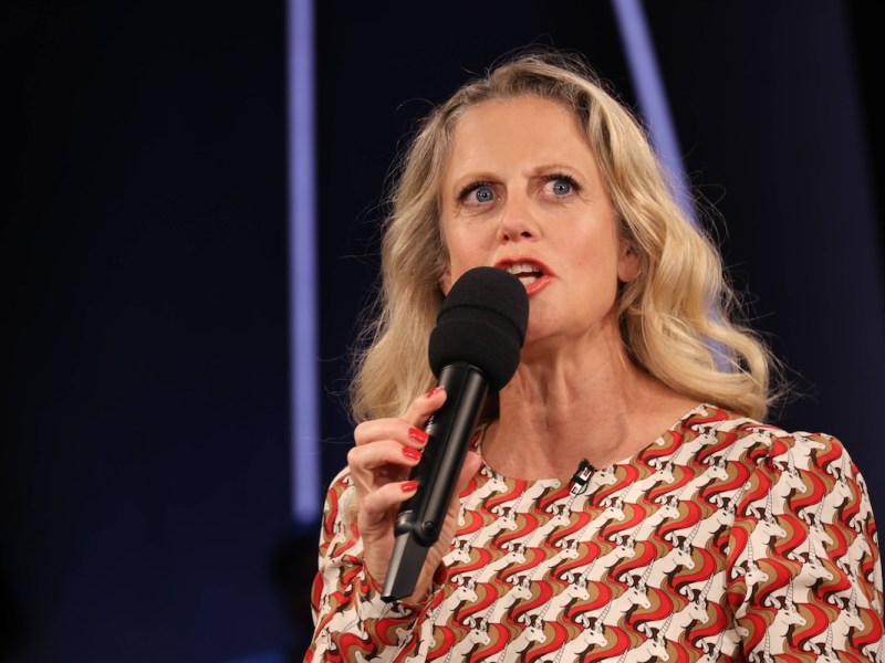 Barbara Schˆneberger moderiert die NDR Talk Show, Fototermin am 28.6.2024 im Fernsehstudio Hamburg Lokstedt vor der Sendung am 19.7.2024 im Programm des NDR Fernsehen *** Barbara Schˆneberger hosts the NDR Talk Show, photo session on 28 6 2024 in the Hamburg Lokstedt television studio before the program on 19 7 2024 on NDR television