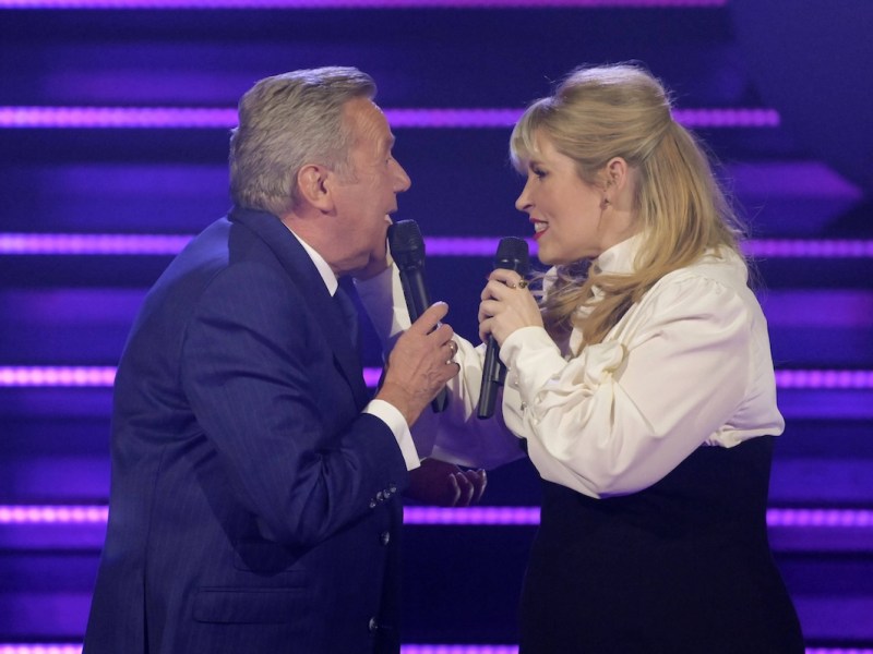 Roland Kaiser und Maite Kelly bei der Aufzeichnung der TV Show Zum allerletzten Mal: Der grosse Schlagerabschied im Studio 3 der Media City. Leipzig, 22.10.2022 *** Roland Kaiser and Maite Kelly at the recording of the TV show For the very last time The great Schlager farewell in Studio 3 of the Media City Leipzig, 22 10 2022 Foto:xF.xKernx/xFuturexImage