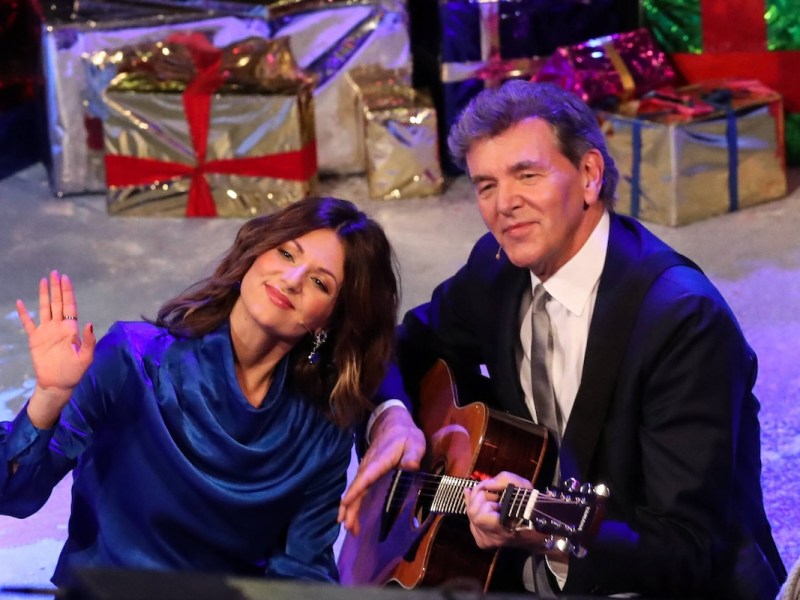 Duett - Saengerin Ella Endlich mit ihrem Vater Norbert Endlich GER - ARD Aufzeichnung Adventsfest der 100.000 Lichter aus dem Congress Center Suhl ACHTUNG, SPERRFRIST DER FOTOS BIS 2. Dezember 2022, 23 Uhr *** Duet singer Ella Endlich with her father Norbert Endlich GER ARD recording Adventsfest der 100 000 Lichter from the Congress Center Suhl ATTENTION, SPERRFRIST DER FOTOS bis 2 Dezember 2022, 23 Uhr