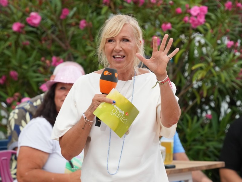 ZDF - Fernsehgarten. Moderatorin Andrea Kiwi Kiewel in der Unterhaltungsshow ZDF Fernsehgarten am 18.08.2024 in Mainz. Mainz ZDF - Fernsehgarten Rheinland-Pfalz *** ZDF Fernsehgarten presenter Andrea Kiwi Kiewel in the entertainment show ZDF Fernsehgarten on 18 08 2024 in Mainz Mainz ZDF Fernsehgarten Rheinland Pfalz