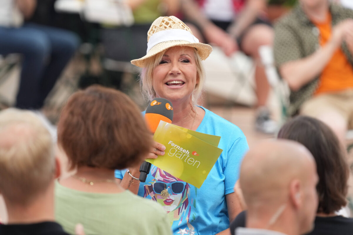 Andrea Kiewel im ZDF-"Fernsehgarten", Foto: IMAGO / BOBO