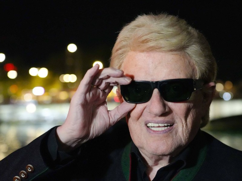 Datum: 12.10.2023 / Ort: Zuerich Schlagersaenger Heino Heinz Georg Kramm im Oktober 2023 am Rande eines Auftritts in Zuerich Schweiz. Heino bei Konzert in Zuerich *** Date 12 10 2023 Place Zuerich Schlagersaenger Heino Heinz Georg Kramm in October 2023 at the edge of a performance in Zuerich Switzerland Heino at concert in Zuerich xBENEDICT BARTSCHx