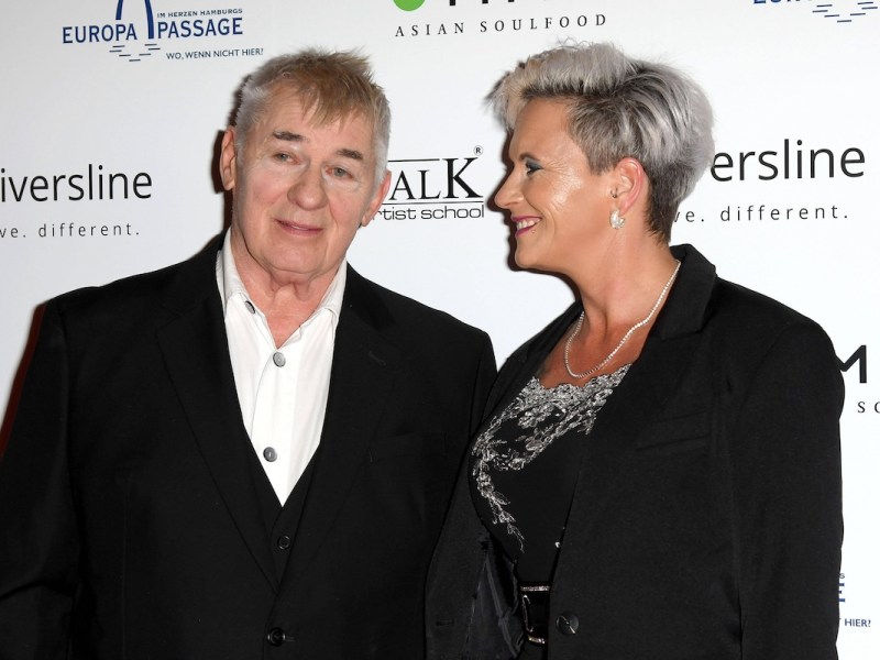 Heinz Hoenig und seine Ehefrau Annika Kaersten bei der Eroeffnung vom Sushi Restaurant MIYO am 29.09.2021 in Hamburg. MIYO Restaurant Eroeffnung in Hamburg *** Heinz Hoenig and his wife Annika Kaersten at the opening of the Sushi Restaurant MIYO on 29 09 2021 in Hamburg MIYO Restaurant opening in Hamburg PUBLICATIONxINxGERxSUIxAUTxONLY