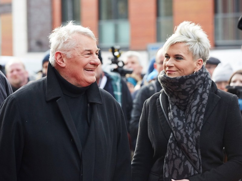 Heinz Hoenig mit Ehefrau Annika K‰rsten bei der Trauerfeier f¸r Jan Fedder in der Hamburger Hauptkirche St. Michaelis. *** Heinz Hoenig with his wife Annika K‰rsten at the funeral service for Jan Fedder in Hamburgs main church St Michaelis Copyright: xEventpressxGolejewskix