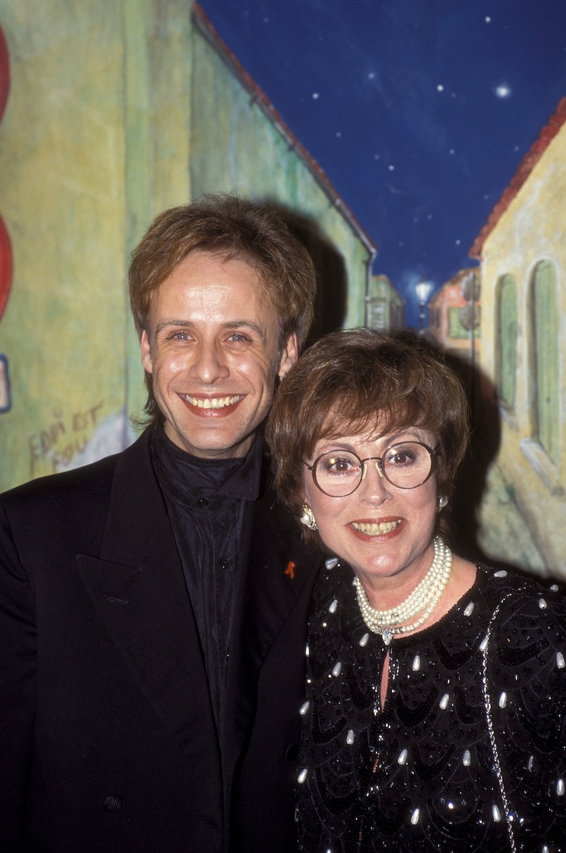 S‰ngerin Caterina Valente (FRA) mit ihrem Sohn Eric van Aro (S‰nger) bei einem Pressetermin zur Premiere von Schirley MacLaines Singing-Dancing-Musical-Revue im Deutschen Theater in M¸nchen Singer Caterina Valente FRA with her Son Eric van Aro Singer at a Press call to Premiere from Schirley Maclaines SINGING Dancing Musical Revue in German Theatre in Munich