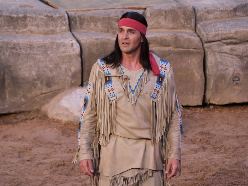 Alexander Klaws ist wieder als H‰uptling Winnetou zu sehen, Premiere von Winnetou II - Ribanna und Old Firehand bei den Karl-May-Spielen in Bad Segeberg bei Hamburg, viel Action und Spaﬂ, eine Liebesgeschichte und am Ende noch ein Baby - im Wilden Westen im Freilichtheater am Kalkberg gibt es in diesem Jahr besonders emotionale Unterhaltung, 29.6.2024 *** Alexander Klaws is back as Chief Winnetou, premiere of Winnetou II Ribanna and Old Firehand at the Karl May Games in Bad Segeberg near Hamburg, lots of action and fun, a love story and a baby at the end in the Wild West in the open-air theater on Kalkberg there is particularly emotional entertainment this year, 29 6 2024