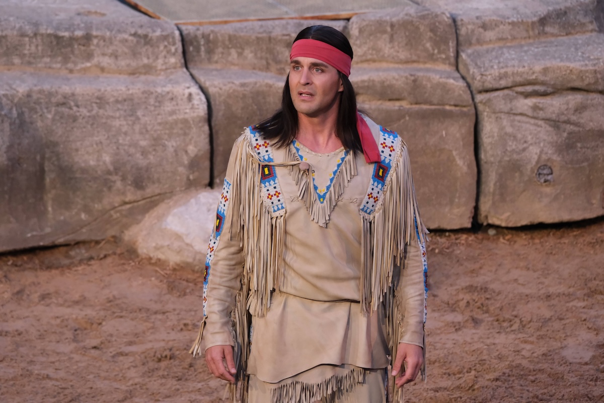 Alexander Klaws ist wieder als H‰uptling Winnetou zu sehen, Premiere von Winnetou II - Ribanna und Old Firehand bei den Karl-May-Spielen in Bad Segeberg bei Hamburg, viel Action und Spaﬂ, eine Liebesgeschichte und am Ende noch ein Baby - im Wilden Westen im Freilichtheater am Kalkberg gibt es in diesem Jahr besonders emotionale Unterhaltung, 29.6.2024 *** Alexander Klaws is back as Chief Winnetou, premiere of Winnetou II Ribanna and Old Firehand at the Karl May Games in Bad Segeberg near Hamburg, lots of action and fun, a love story and a baby at the end in the Wild West in the open-air theater on Kalkberg there is particularly emotional entertainment this year, 29 6 2024