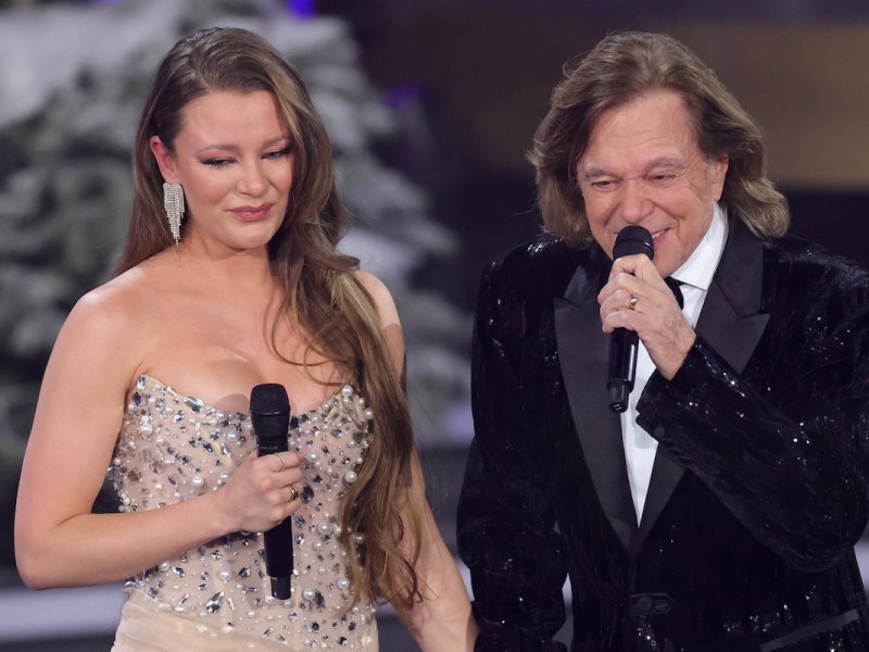 ZDF Spendengala Die schˆnsten Weihnachts-Hits mit Carmen Nebel Joelina Drews mit ihrem Vater J¸rgen Drews bei der ZDF Spendengala Die schˆnsten Weihnachts-Hits mit Carmen Nebel. Live-Spendengala vom 07.12.2023 zu Gunsten von Misereor und Brot f¸r die Welt. Bavaria Studios, M¸nchen. Bayern, Deutschland. *** ZDF Spendengala Die schˆnsten Weihnachts Hits mit Carmen Nebel Joelina Drews with her father J¸rgen Drews at the ZDF Spendengala Die schˆnsten Weihnachts Hits mit Carmen Nebel Live Spendengala from 07 12 2023 in favor of Misereor and Brot f¸r die Welt Bavaria Studios, Munich Bavaria, Germany