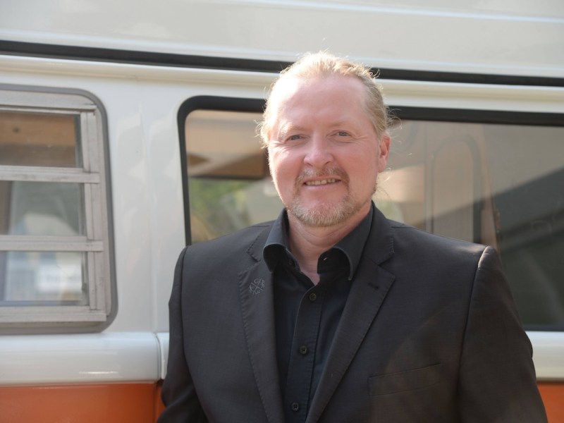 Joey Kelly, bekannt als Musiker der Band The Kelly Family und Extremsportler bereist mit einem T2 Bulli Baujahr 1972 die ehemalige innerdeutsche Grenze. Gemeinsam mit seinem Sohn Luke wird er 1400 Kilometer das sogenannte Gr¸ne Band laufend zur¸cklegen und 150 Naturschutzgebiete, im ehemaligen Todesstreifen, durchqueren. Heute gab es einen Pressetermin bei Mobilit‰tspartner Elbtor. Bildinfo: Joey Kelly mit dem VW T2 Bulli der ihn auf der Routen entlang Das Gr¸ne Band begleiten wird. Joey Kelly bereist die ehemalige innerdeutsche Grenze, Hamburg-Altona Hamburg Deutschland *** Hamburg the 13 08 2020 Joey Kelly, known as the musician of the band The Kelly Family and extreme sportsman travels with a T2 Bulli bu