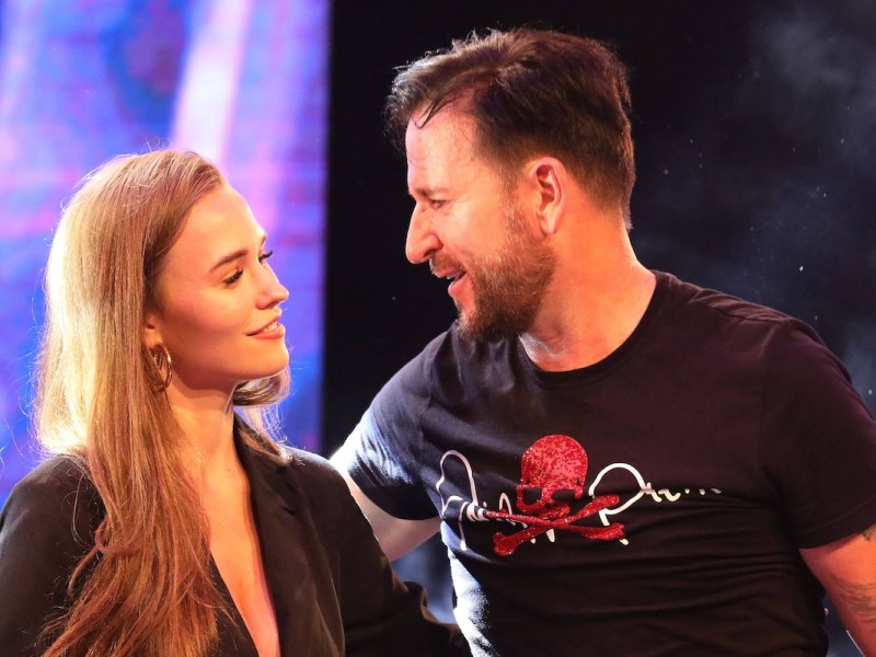 Michael Wendler - Live in Concert XXL - am 28.09.2019 in der Turbinenhalle in Oberhausen Laura Sophia M¸ller, Michael Wendler steht am 28.09.2019 in der Turbinenhalle in Oberhausen auf der B¸hne. *** Michael Wendler Live in Concert XXL on 28 09 2019 in the Turbinenhalle in Oberhausen Laura Sophia M¸ller, Michael Wendler on stage on 28 09 2019 in the Turbinenhalle in Oberhausen xTSx