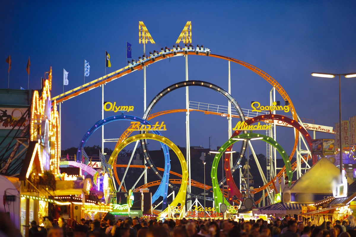 Looping- Karussell am Oktoberfest in M¸nchen Looping-Fahrgesch‰ft am Oktoberfest in M¸nchen bei Nacht Copyright: xZoonar.com/Wolfilserx 6716018