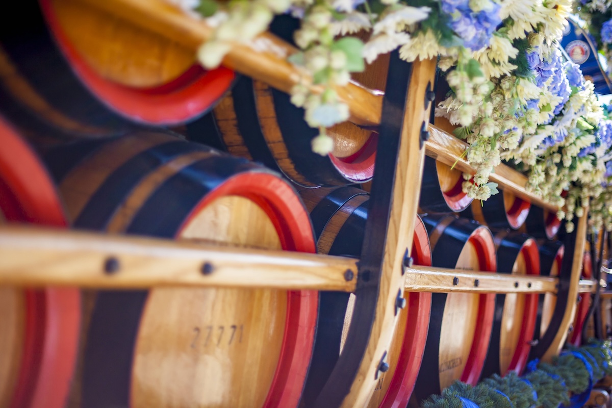 Germany, Bavaria, Munich, wooden barrels on cart at Oktoberfest PUBLICATIONxINxGERxSUIxAUTxHUNxONLY MMAF00045