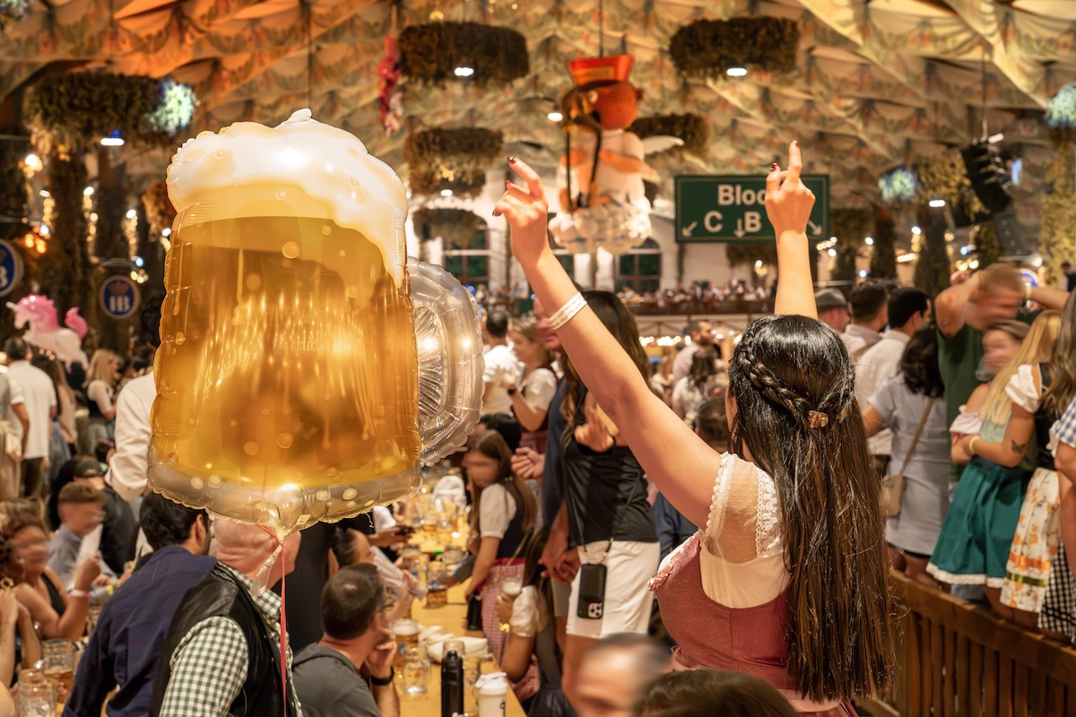 Abschied vom Oktoberfest 2023, gute Stimmung im Hofbr‰u Festzelt, M¸nchen, 3. Oktober 2023 Deutschland, M¸nchen, 3. Oktober 2023, Abschied vom Oktoberfest, gute Stimmung im Hofbr‰u Festzelt, Maﬂ Bier als Luftballon, Dienstagabend, Bayern, *** Farewell to Oktoberfest 2023, good mood in Hofbr‰u festival tent, Munich, 3 October 2023 Germany, Munich, 3 October 2023, farewell to Oktoberfest, good mood in Hofbr‰u festival tent, Maﬂ Bier als Luftballon, Tuesday evening, Bavaria,