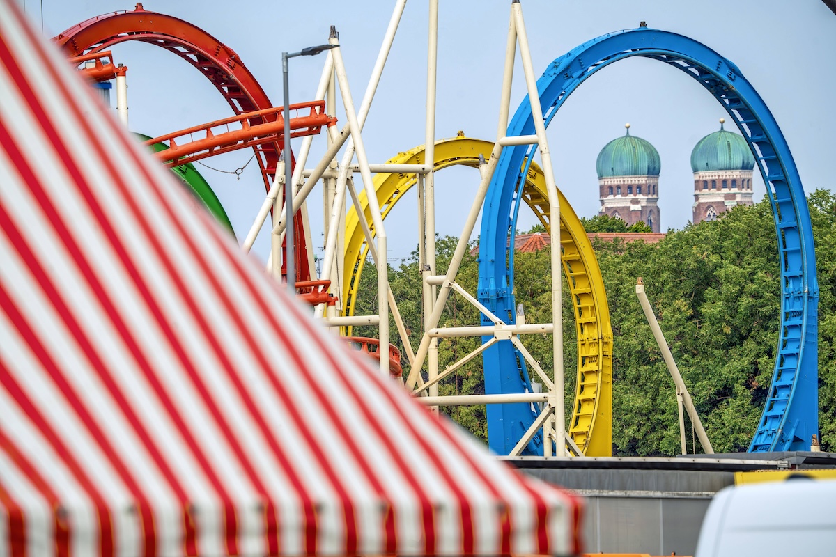 Aufbau Oktoberfest, Frauenkirche schaut symbolisch hinter der Achterbahn durch, M¸nchen, September 2024 Deutschland, M¸nchen, September 2024, Aufbau Oktoberfest, zwischen den Bˆgen der Achterbahn schauen symbolisch die T¸rme der Frauenkirche durch, noch mehr als zwei Wochen bis zum Beginn der Wiesn 2024, Herbst, Bayern, bayerisch, *** Oktoberfest set-up, the Church of Our Lady symbolically peeks through behind the roller coaster, Munich, September 2024 Germany, Munich, September 2024, Oktoberfest set-up, the towers of the Church of Our Lady symbolically peek through between the arches of the roller coaster, more than two weeks to go until the start of Oktoberfest 2024, autumn, Bavaria, Bavarian,