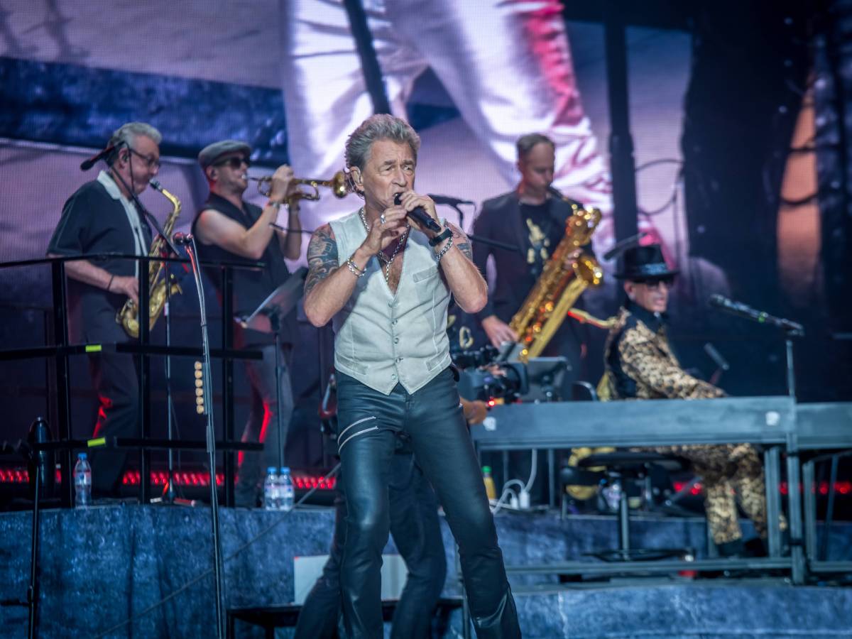 Das letzte Konzert der Abschiedstour von Peter Maffay Peter Makkay, 1949 in der Leipziger Red Bull Arena Zentralstadion. Band: Peter Keller - Gitarre JB Meyers - Gitarre Pascal Kravetz Keyboard und mehr Ken Taylor - Bass Bertram Engel Drums Frank Mead - Saxophon Tom Beek Saxophon Jan van Duikeren - Trompete Background Gesang: Charlie Klauser plus diverse Instrumente Yaris Makkay Leon Taylor Linda Teodosiu Peter Maffay Abschiedstour *** The last concert of Peter Maffays farewell tour Peter Makkay, 1949 in Leipzigs Red Bull Arena Zentralstadion Band Peter Keller Guitar JB Meyers Guitar Pascal Kravetz Keyboard and more Ken Taylor Bass Bertram Engel Drums Frank Mead Saxophone Tom Beek Saxophone Jan van Duikeren Trumpet B