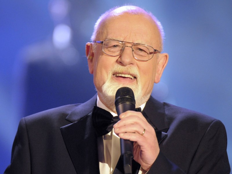 Roger Whittaker singt ein Medley seiner Hits am Samstag, 12. Jan. 2007, waehrend der Generalprobe zur Fernsehshow Die Krone der Volksmusik in Chemnitz. In der Livesendundung wurden die musikalischen Sieger und Superstars der volkstuemlichen Musikszene des Jahres 2007 praesentiert. (/Eckehard Schulz) ---- British singer Roger Whittaker performs a medley of his German songs during the dress rehearsal of a German folg music TV show in Chemnitz, Germany, Saturday, Jan. 12, 2007. (/Eckehard Schulz) Chemnitz DEU *** Roger Whittaker sings a medley of his hits on Saturday 12 Jan 2007 during the dress rehearsal for the television show The Crown of Folk Music in Chemnitz In the live broadcast the musical winners and superstars of the folk music scene of the Eckehard Schulz British singer Roger Whittaker performs a med