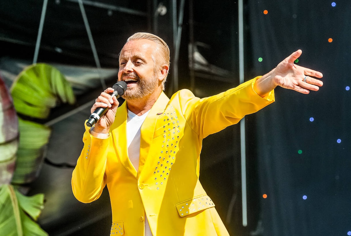 03.08.2023, Bad F¸ssing, GER, Unterwegs in Bayern, BR Schlager Open Air, Magic Blue Open Air, im Bild Ross Antony, Ross Antony ist ein deutsch-britischer, in Deutschland lebender und arbeitender Fernsehmoderator, Musicaldarsteller, Musiker und Entertainer. Er war von 2001 bis zur Auflˆsung 2006 Mitglied in der Band BroSis. 2013 begann er eine Karriere als Schlagers‰nger., Konzert, Auftritt, *** 03 08 2023, Bad F¸ssing, GER, Unterwegs in Bayern, BR Schlager Open Air, Magic Blue Open Air, im Bild Ross Antony, Ross Antony is a German British television presenter, musical performer, musician and entertainer living and working in Germany He was a member of the band BroSis from 2001 until they disbanded in 2006 In 2013 he began a career a