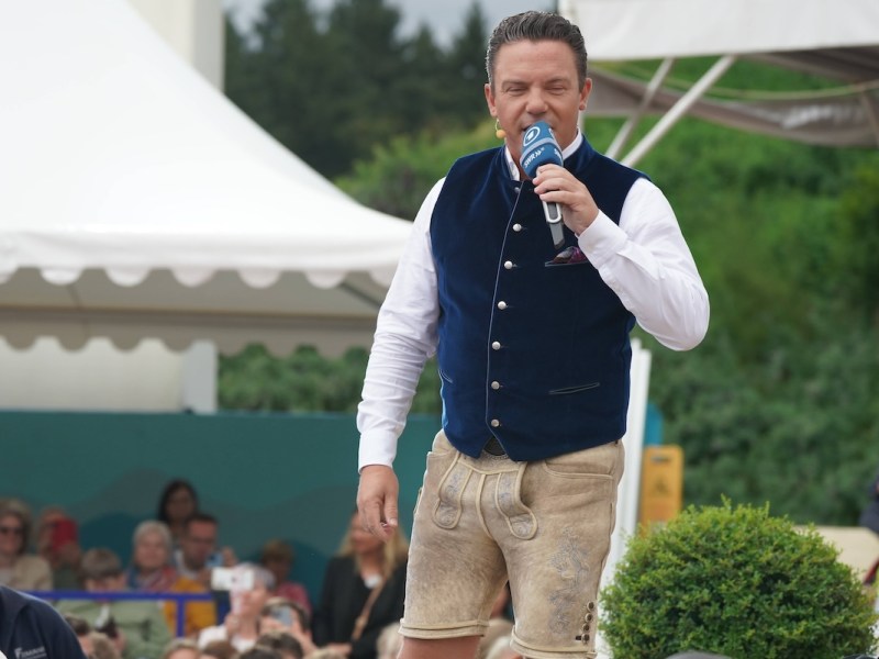 Bei der 12. und lezuzem Livesendung der ARD Unterhaltungsshow Immer wieder sonntags, gab es zahlreiche Ueberraschungen fuer den Moderator, die Besucher und die Fernsehzuschauer. Stefan Mross - Immer wieder sonntags Bei der 12. und lezuzem Livesendung der ARD Unterhaltungsshow Immer wieder sonntags, gab es zahlreiche Ueberraschungen fuer den Moderator, die Besucher und die Fernsehzuschauer. Deutschland, Rust, Europapark, 09.09.2024 *** At the 12th and last live broadcast of the ARD entertainment show Immer wieder sonntags, there were numerous surprises for the presenter, the visitors and the television viewers Stefan Mross Immer wieder sonntags At the 12th and last live broadcast of the ARD entertainment show Immer wieder sonntags, there SP_GHR