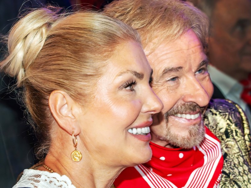 Thomas Gottschalk, mit seiner Freundin Karina Mroﬂ, Europark Rust, 31. Januar 2024 Deutschland, Europapark Rust, 31. Januar 2024, Thomas Gottschalk, Fernsehmoderator und Entertainer, mit seiner Freundin Karina Mroﬂ, bei der Verleihung der Goldenen Narrenschelle 2024, die Goldene Narrenschelle wird verliehen von der Vereinigung Schw‰bisch-Alemannischer Narrenz¸nfte VSAN, im Hotel Colosseo, Europapark Rust, Baden-W¸rttemberg *** Thomas Gottschalk, with his girlfriend Karina Mroﬂ, Europark Rust, January 31, 2024 Germany, Europapark Rust, January 31, 2024, Thomas Gottschalk, television presenter and entertainer, with his girlfriend Karina Mroﬂ, at the award ceremony of the Goldene Narrenschelle 2024, the Goldene Narrenschelle is awarded