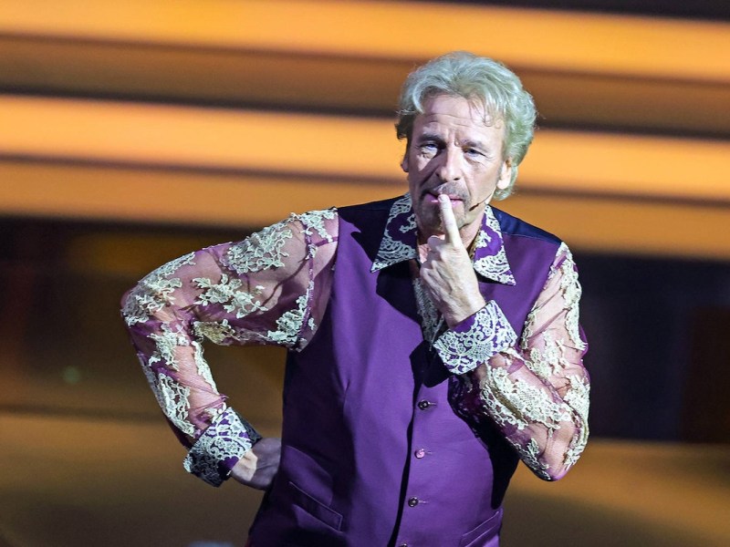 ZDF-Unterhaltungsshow Wetten dass.. - live aus Offenburg Moderator Thomas Gottschalk anl‰sslich der ZDF-Unterhaltungsshow Wetten dass.. vom 25.11.2023. Live-‹bertragung aus der Baden-Arena Offenburg, Baden-W¸rttemberg, Deutschland. *** ZDF entertainment show Wetten dass live from Offenburg Presenter Thomas Gottschalk on the occasion of the ZDF entertainment show Wetten dass from 25 11 2023 Live broadcast from the Baden Arena Offenburg, Baden W¸rttemberg, Germany