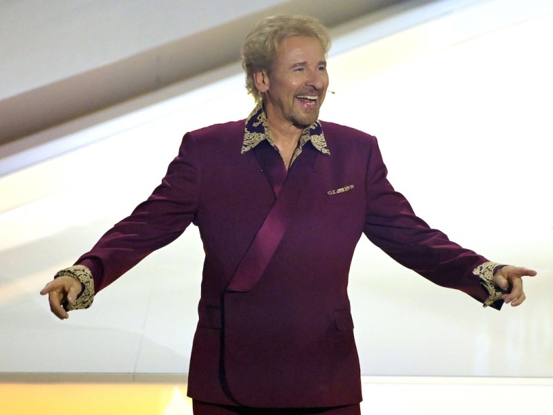 Thomas Gottschalk in der ZDF-Unterhaltungsshow Wetten, dass.. live aus der Messe Offenburg-Ortenau. Offenburg, 25.11.2023 *** Thomas Gottschalk on the ZDF entertainment show Wetten, dass live from Messe Offenburg Ortenau Offenburg, 25 11 2023 Foto:xF.xKernx/xFuturexImagex wetten_dass_2260