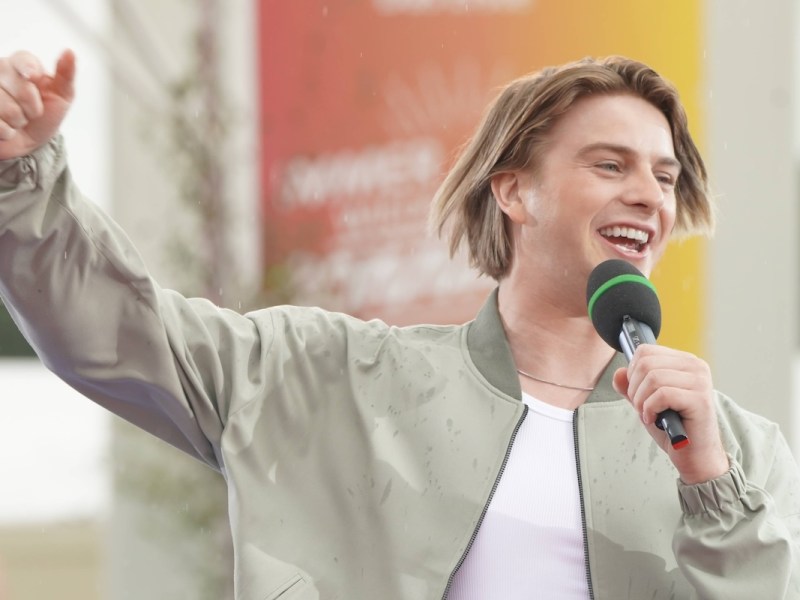 Bei der 12. und lezuzem Livesendung der ARD Unterhaltungsshow Immer wieder sonntags, gab es zahlreiche Ueberraschungen fuer den Moderator, die Besucher und die Fernsehzuschauer. Vincent Gross - Immer wieder sonntags Bei der 12. und lezuzem Livesendung der ARD Unterhaltungsshow Immer wieder sonntags, gab es zahlreiche Ueberraschungen fuer den Moderator, die Besucher und die Fernsehzuschauer. Deutschland, Rust, Europapark, 08.09.2024 *** At the 12 and lezuzem live broadcast of the ARD entertainment show Immer wieder sonntags, there were numerous surprises for the presenter, the visitors and the television audience Vincent Gross Immer wieder sonntags At the 12 and lezuzem live broadcast of the ARD entertainment show Immer wieder sonntags, t SP_GHR